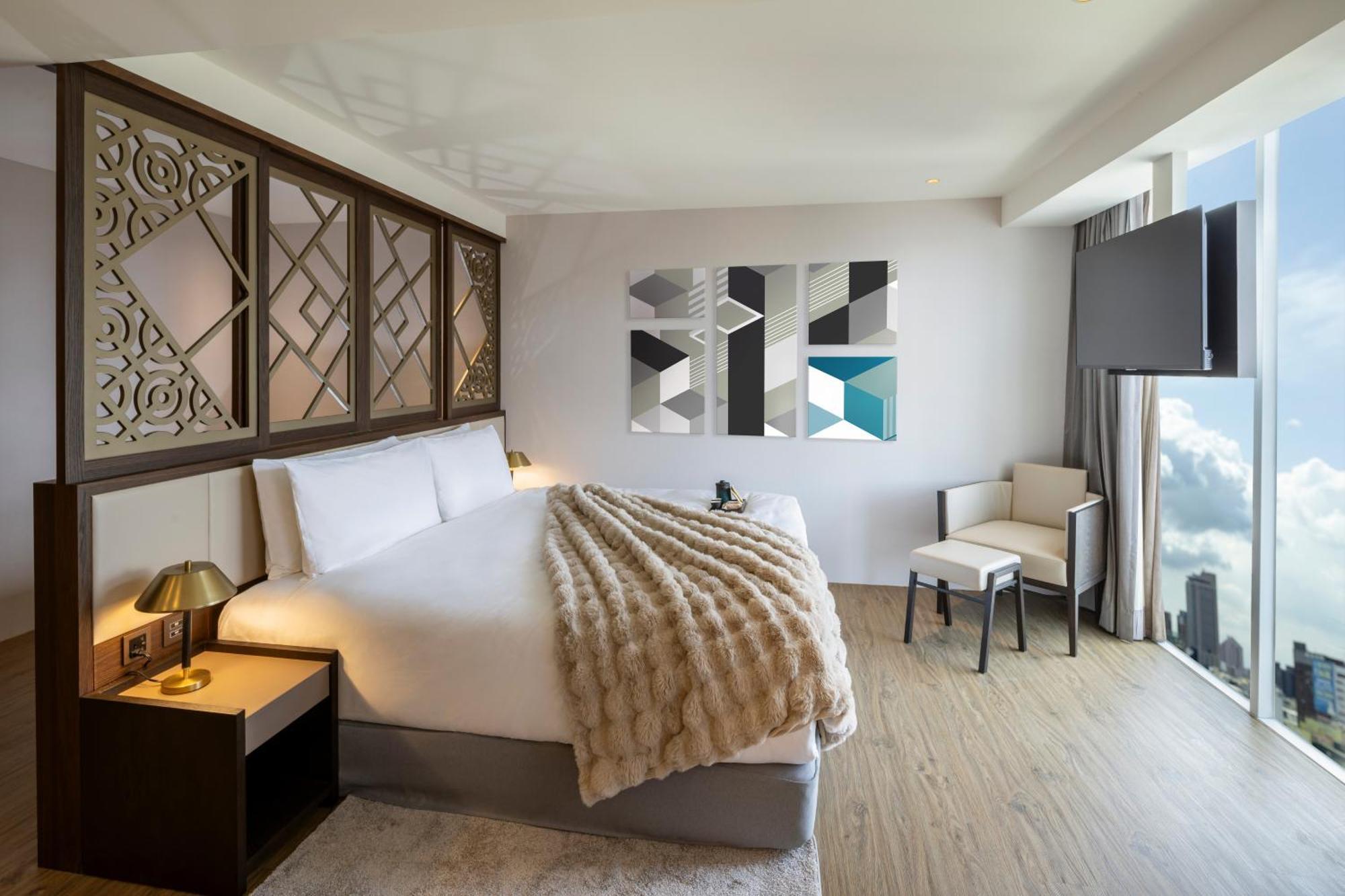 Hotel Voyage Kaohsiung By Cosmos Oasis Esterno foto