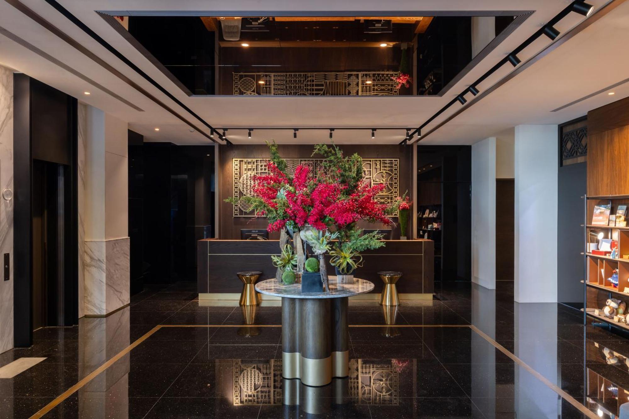 Hotel Voyage Kaohsiung By Cosmos Oasis Esterno foto