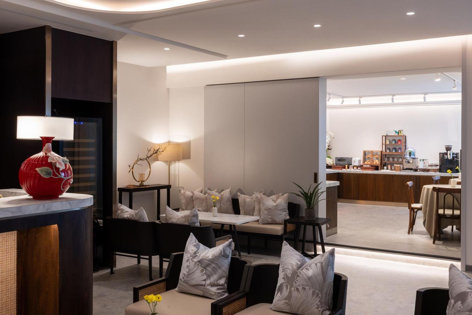 Hotel Voyage Kaohsiung By Cosmos Oasis Esterno foto